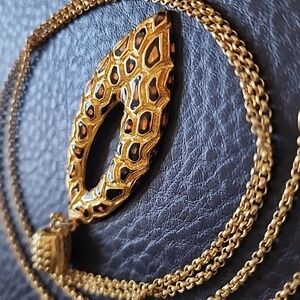 Elegant Gold Pendant Necklace